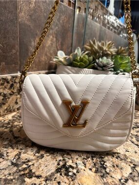 LVNot Real
White vibtage logo
With chain and strap